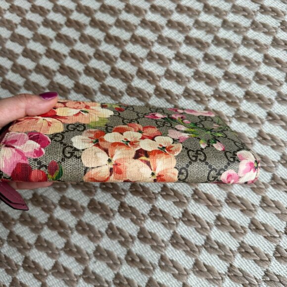 Like New Gucci Wallet - Picture 2 of 10